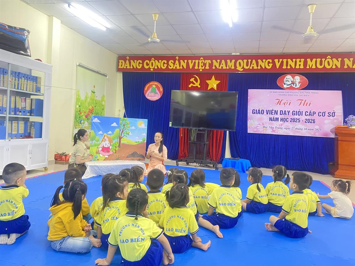 C&ocirc; v&agrave; ch&aacute;u c&ugrave;ng kể t&oacute;m tắt c&acirc;u truyện " Thỏ con trồng c&acirc;y"